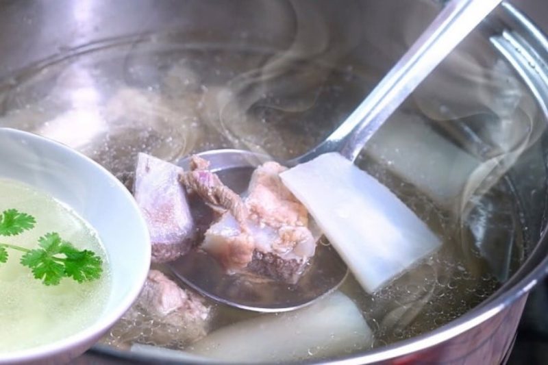 Bí quyết hầm canh xư//ơng trong veo, ngọt thanh tự nhiên – không cần mì chính