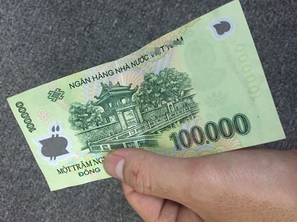 Bố mẹ vợ từ quê lên chơi, chồng né//m cho vợ 100 ngàn bảo đi chợ