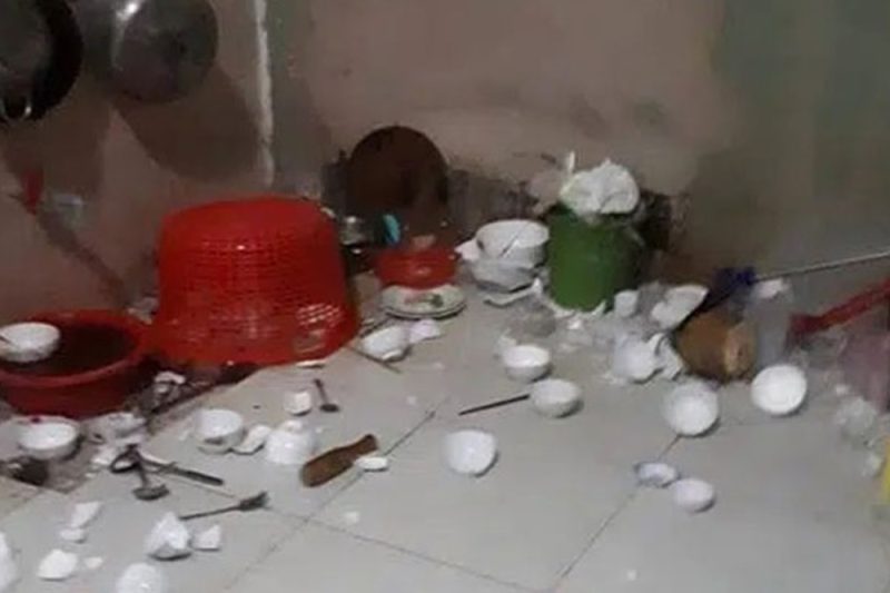 Đi nh/ậu với bạn về muộn, nhìn mâm cơm thừa trên nền nhà, chồng t::ức giận h/ất đổ mâm cơm