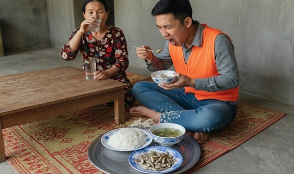 Đi làm về nhà đ::ói quá vơ vội lấy bát cơm ở cữ mà mẹ cho vợ mình ăn, nhưng rồi h//ãi hù//ng…