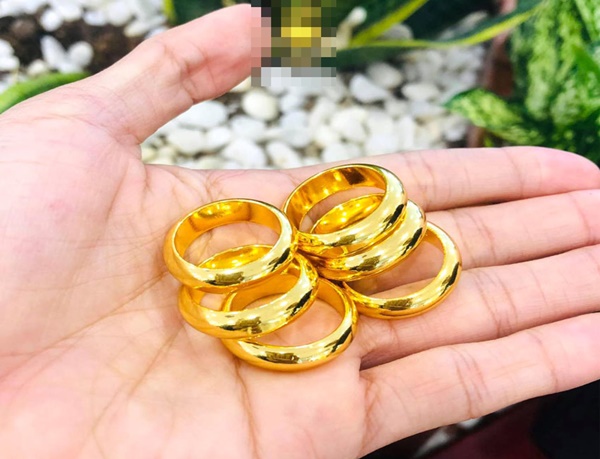 Bạn v::ay 8 chỉ vàng từ 14 năm trước để lo chữa b::ệnh cho con, giờ con tôi cưới bạn mang 29 triệu 600 ngàn đồng đến trả