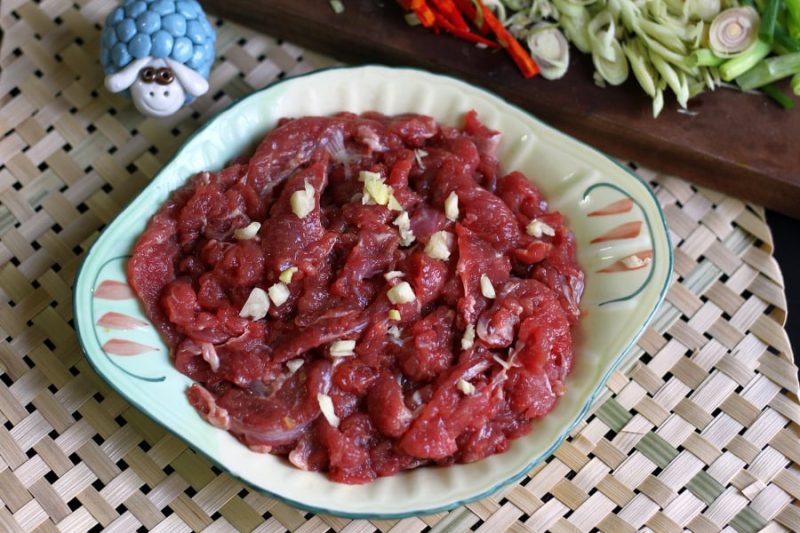 Đầu bếp 5 sao mách bí quyết: Muốn thịt bò mềm tan không dai, chỉ cần thả đúng 1 thứ này vào ướp…