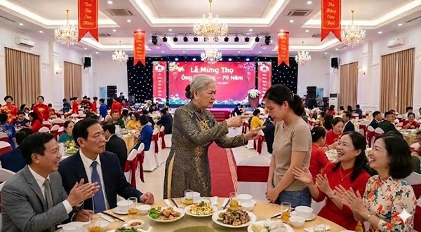 Bố chồng Mừng Thọ 70t đãi 200 bàn, mẹ chồng không cho tôi ngồi