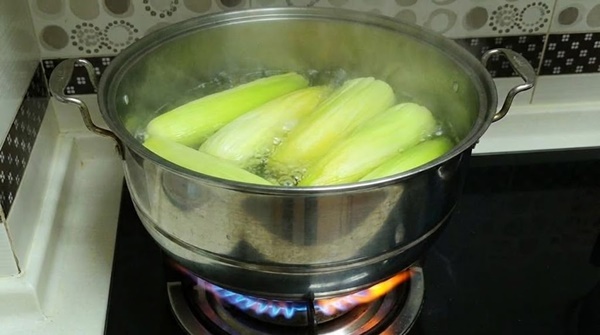 Luộc ngô đừng vội bóc sạch vỏ, thêm 1 thứ ngô ngọt dẻo thơm, ngon miễn chê mà bạn có thể áp dụng ngay tại căn bếp của mình