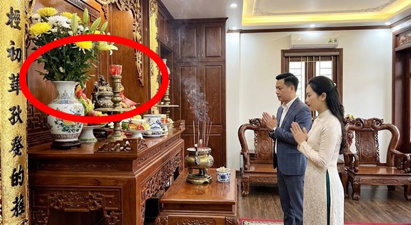 Vì sao nhà giàu thường đặt bình hoa ở bên trái khi thắp hương? Bí mật không phải ai cũng ti::ết l::ộ ra bên ngoài